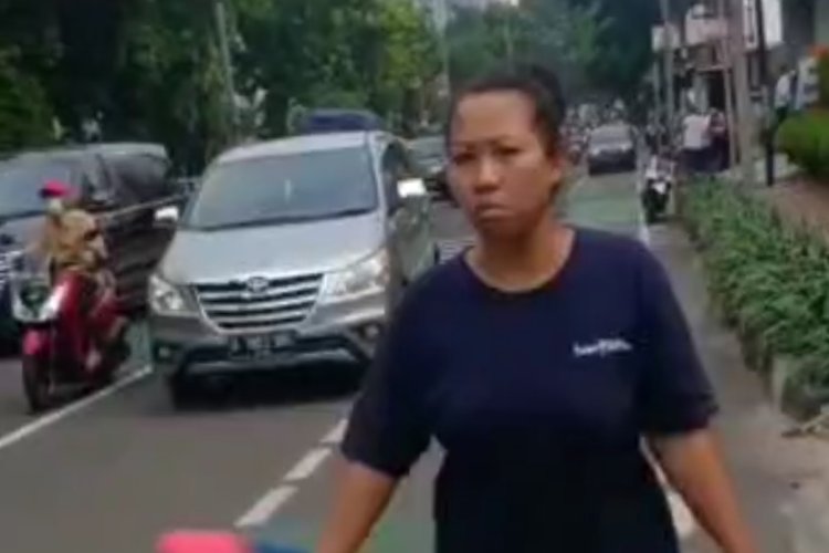 Viral Aksi Emak Emak Bubarkan Tawuran Pelajar Di Menteng Lambeturah