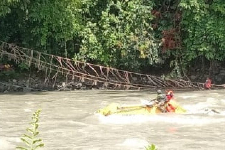 Tali Jembatan Gantung Di Sungai Papua Pegunungan Putus Anggota Tni