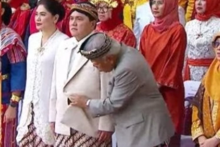 Momen Lucu Menteri PUPR Basuki Buka Baju Erick Thohir Saat Upacara HUT