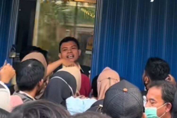 Viral Warga Di Jababeka Rela Antre Demi Tukar Uang Baru LambeTurah