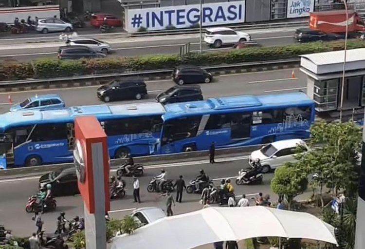2 Bus Transjakarta Tabrakan di MT Haryono Jaktim, 31 Orang Luka dan 3 Orang Meninggal Dunia