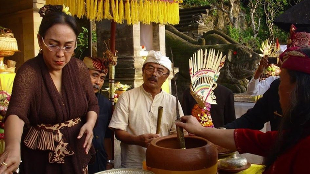 Sukmawati Soekarnoputri Berpindah Agama dari Islam Menjadi Hindu.
