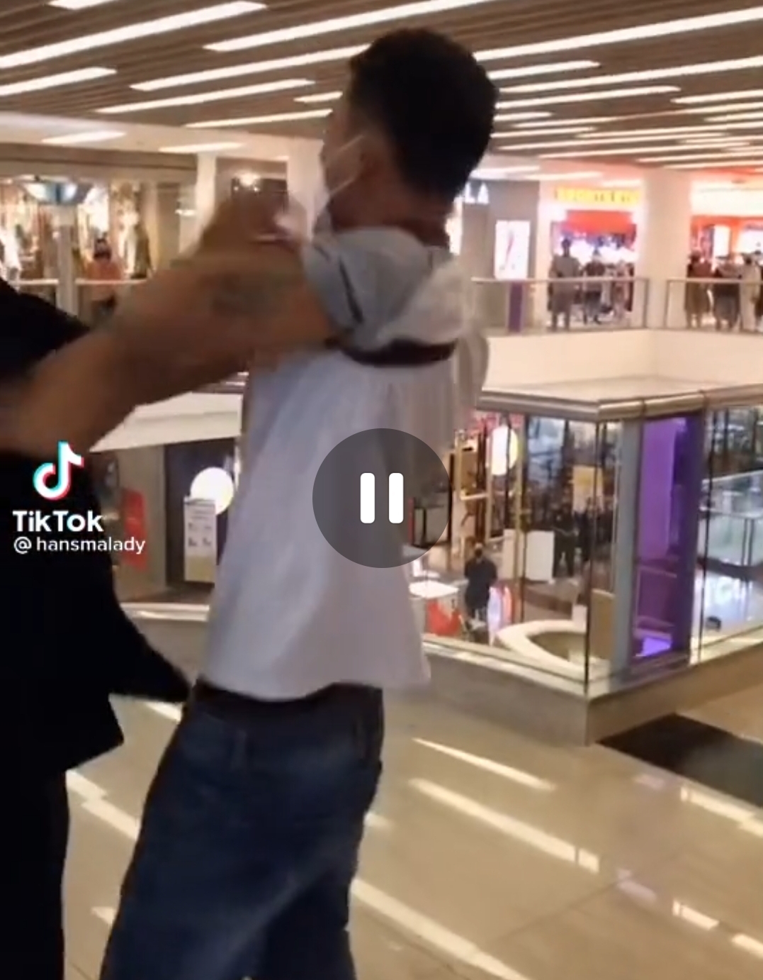 Lakukan Pencopetan Didalam Mall, Pria Ini Jadi Bulan-bulanan Massa