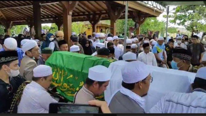 Suasana Pemakaman Ameer Azzikra Disambut Pekik Salawat dan Tangis Alvin Faiz