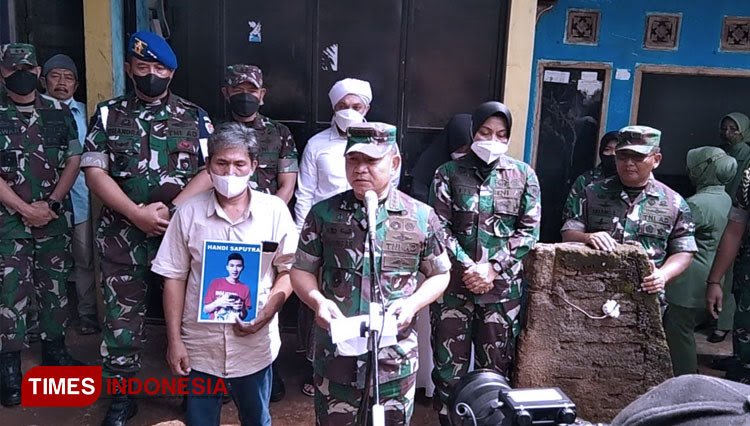 Kasad Jendral Dudung Abdurachman Kunjungi Makam Korban Kecelakaan Nagrek
