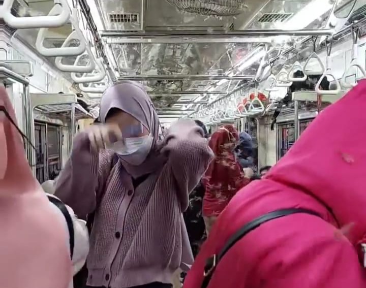 Pengguna Kereta Commuter Line Diserang Ribuan Laron