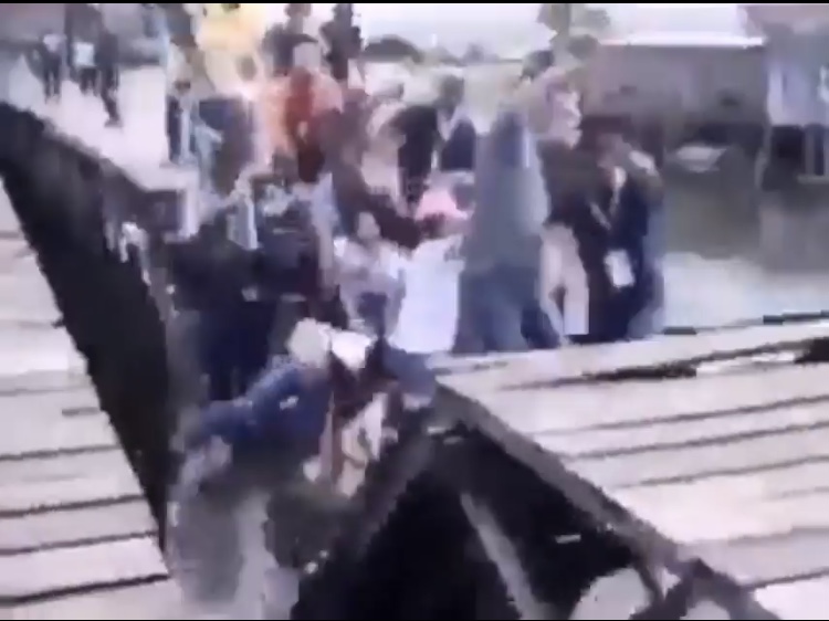 Viral Video Jembatan Rubuh, 1 Orang Tertimpa Reruntuhan Jembatan