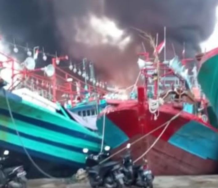 Kapal Terbakar di Pelabuhan Tegal, Water Cannon Ikut Dikerahkan