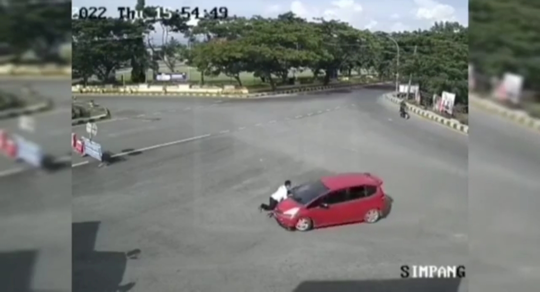 Viral, Video Aksi Heroik IPDA Uji Mughni Menaikin Kap Mobil