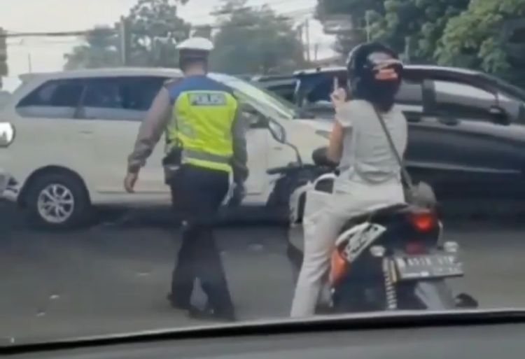 Polisi Sayangkan Sikap Wanita yang Acungkan Jari Tengah Usai Ditegur Polisi untuk Pakai Helm