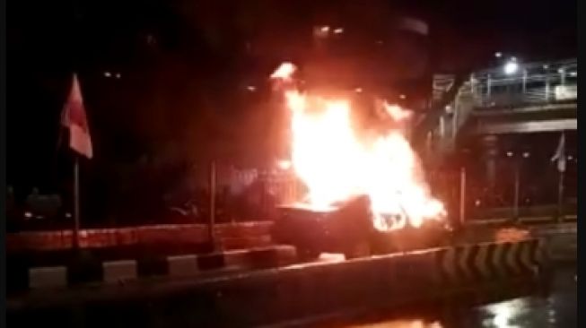 Mobil Tabrak Pembatas Jalur TransJakarta Hingga Terbakar, Pengemudi dan Penumpang Tewas