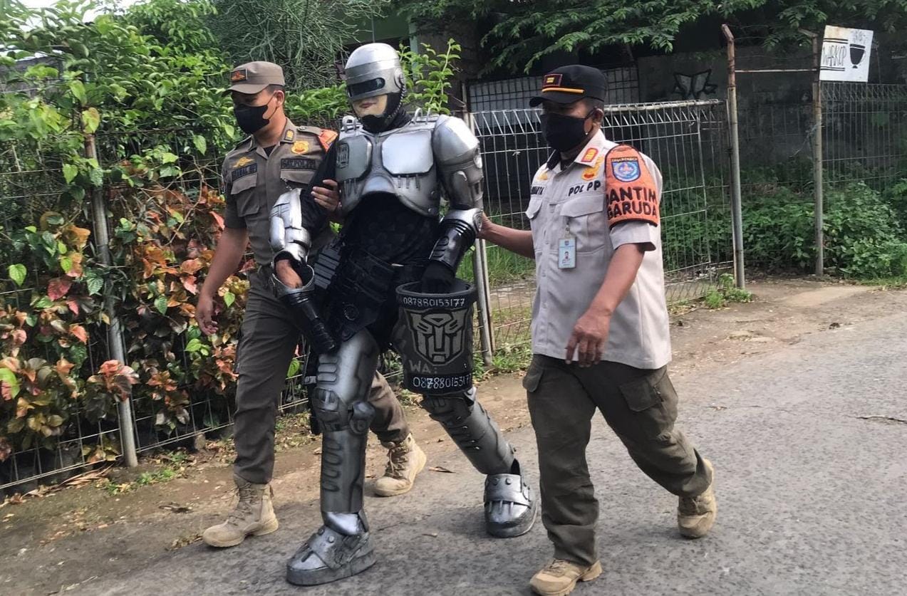 Pasrah, Pengamen Berkostum Robocop diamankan Satpol PP Depok