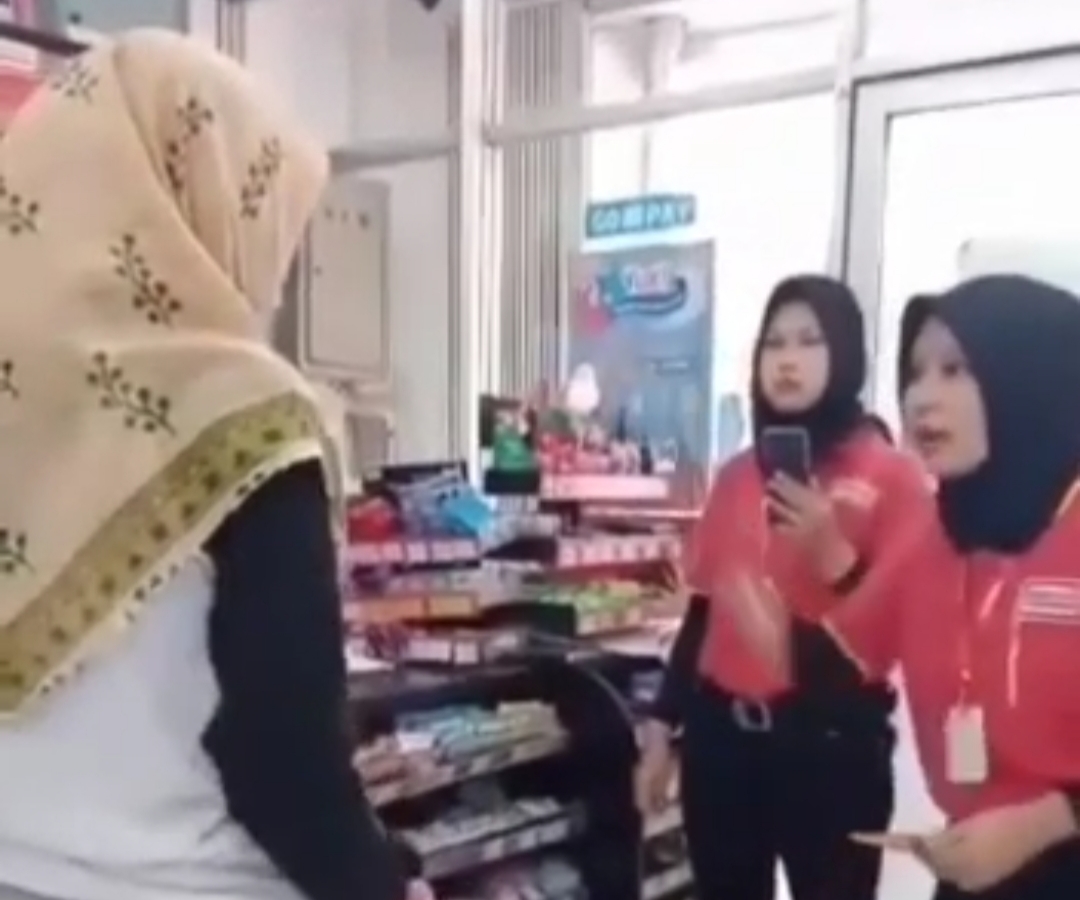 Viral Wanita Kepergok Mengutil Jajanan di Mini Market
