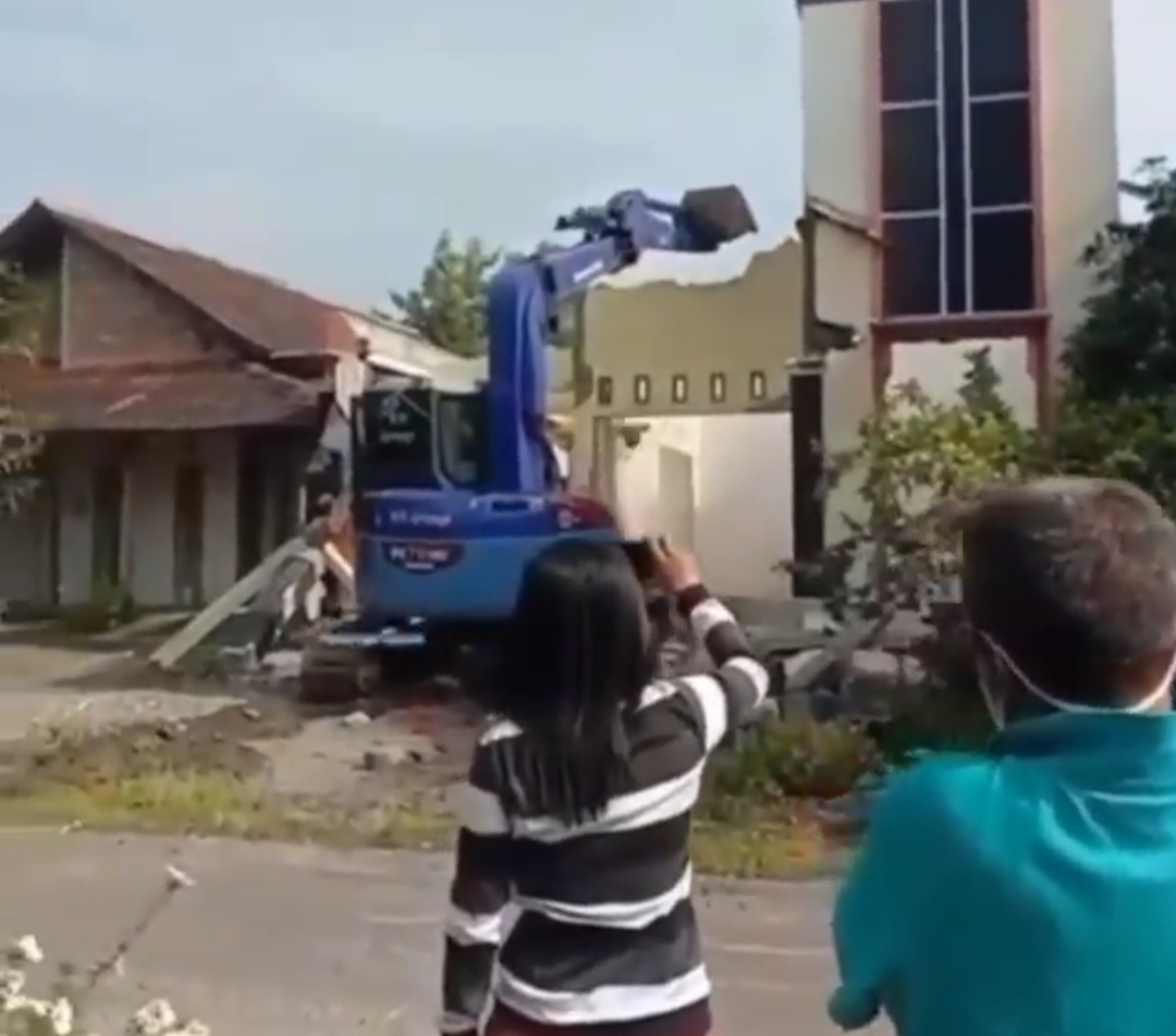 Rumah Mewah di Ponorogo Dihancurkan Istri Dengan Ekskavator, Akibat Suami Selingkuh