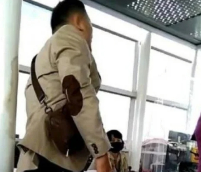 Seorang Pria Marah ke Petugas Bandara Kualanamu, Terkait Hasil Tes Dianggap Tak Layak
