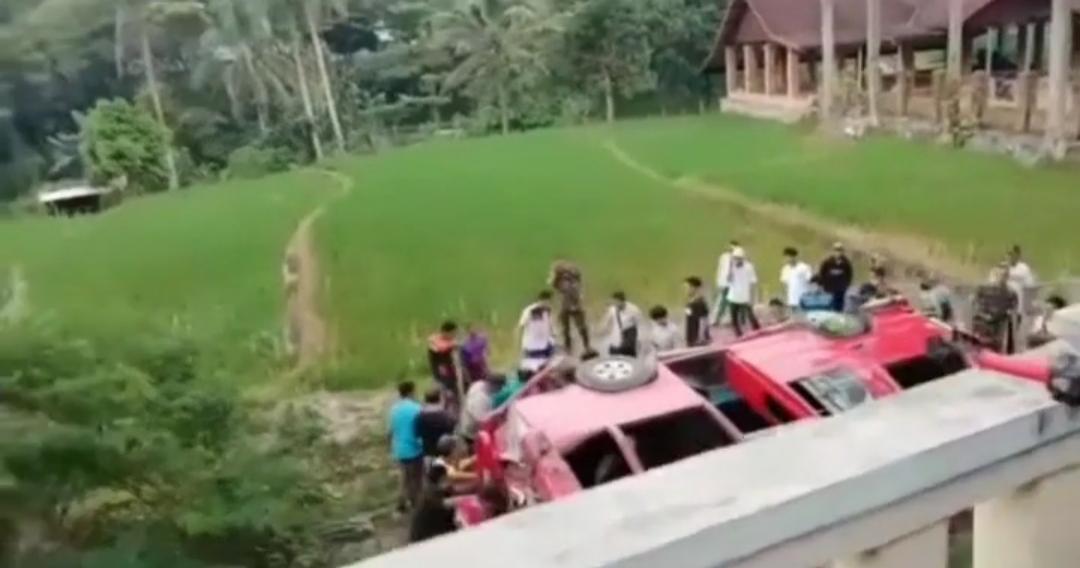 BREAKING NEWS Mobil Rombongan Siswa Terperosok ke Jurang di Karawang