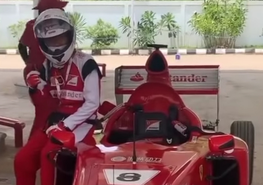 Viral, "Mobil F1" Mengisi Bahan Bakar di SPBU