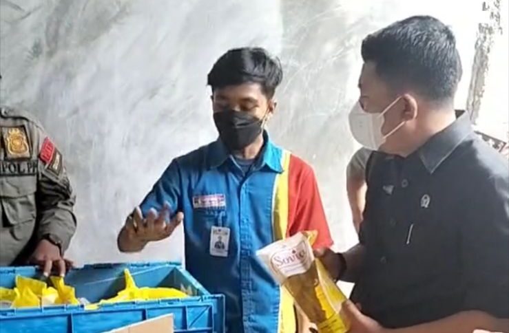 Ketahuan Timbun Minyak Goreng, Pegawai Minimarket di Pringsewu Panik saat Disidak
