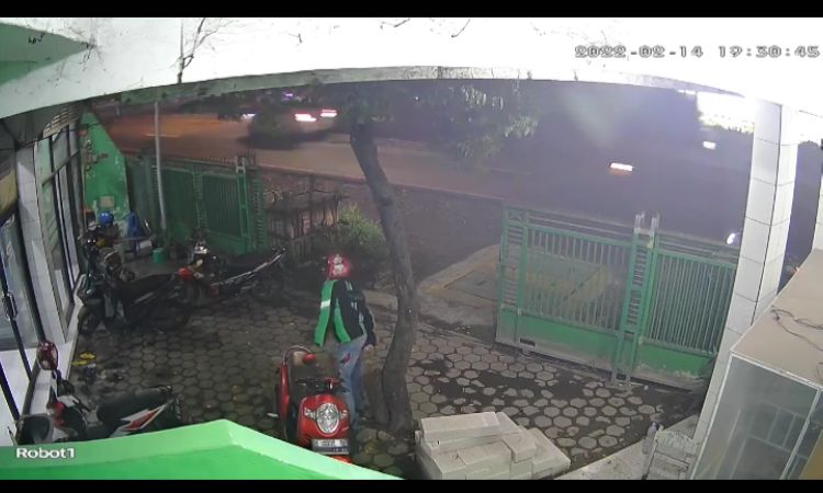 Pencuri Berjaket Ojol Terekam CCTV