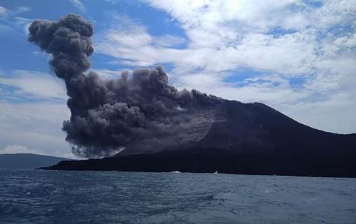 Badan Geologi Menetapkan Gunung Anak Krakatau Berstatus Waspada