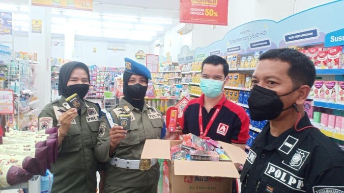 Jelang Valentine Day, Satpol PP Makassar Razia Kondom di Minimarket