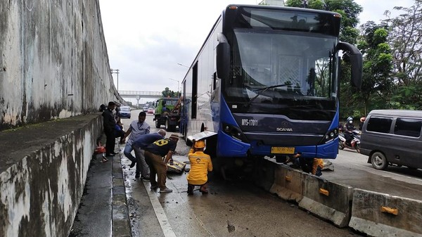 Bus TransJakarta Tabrak Separator Hingga Bahan Bakar Tumpah ke Jalan