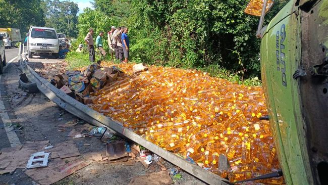 Truk Muatan 8 Ton Minyak Goreng Terguling di Lampung