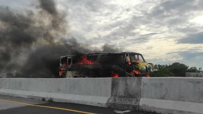 Bus Rombongan Wisata Terbakar di Tol Pandaan, Malang