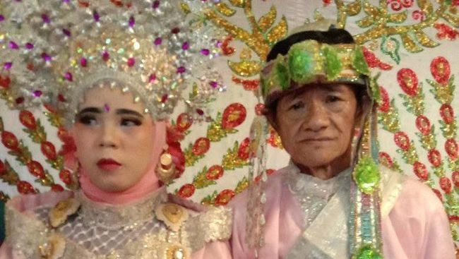 Viral Kakek 60 Tahun Nikahi Gadis 17 Tahun di Mamuju