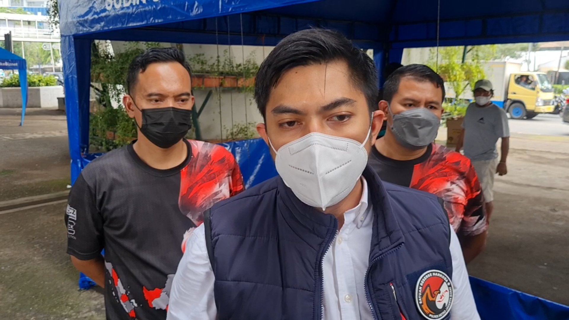 Satresnarkoba Polres Jakarta Barat Gelar Vaksin Booster Jemput Bola Untuk PKL dan Dhuafa