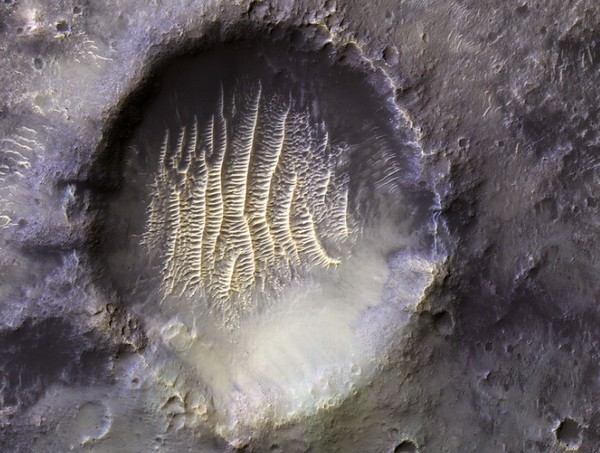 NASA Unggah Foto Langka Mars, Netizen Sebut Jejak Alien
