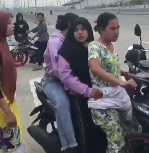 Viral ! Wanita Ini Pukul Pengendara Motor Wanita di Jalan
