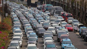 Tol Cipularang Arah Jakarta Lumpuh, Dampak One Way di Cikampek