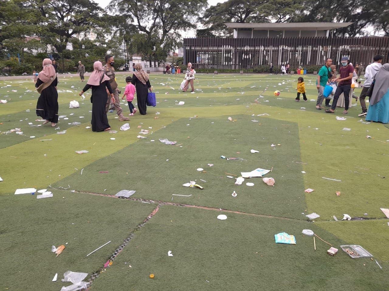 Oknum Wisatawan Tak Menjaga Kebersihan, Taman Alun-Alun Kota Bandung Ditutup Sementara