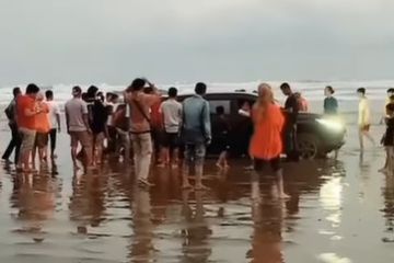 Viral Video Mobil Amblas di Pantai Bagedur Banten