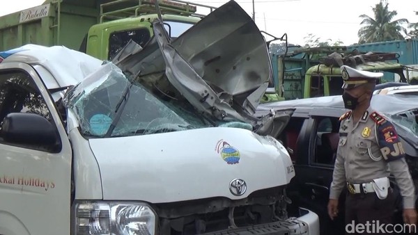 Kecelakaan Maut Mobil Travel dengan Truk di Tol Cipularang, 2 Orang Tewas