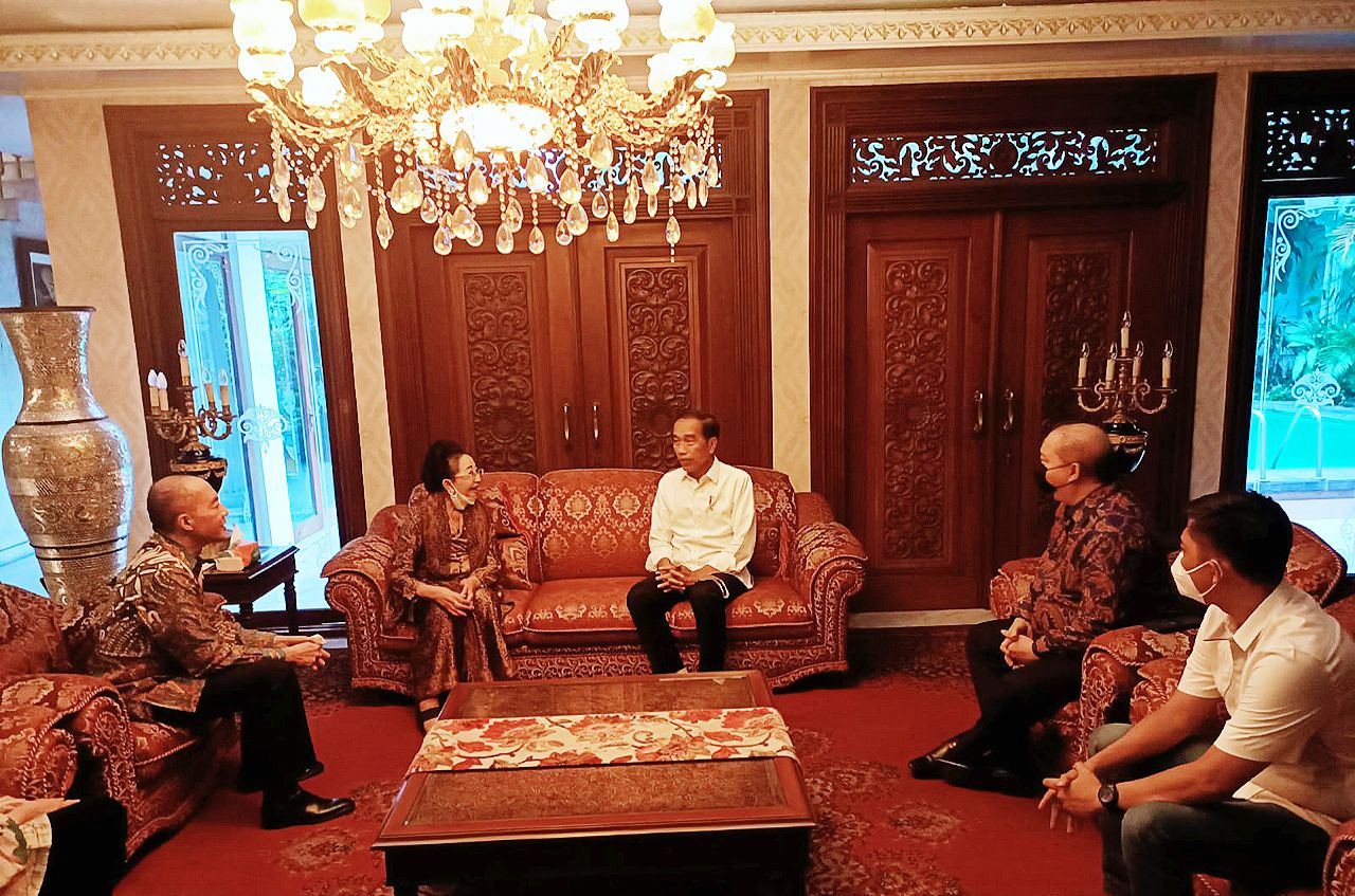 Dalam Suasana Idul Fitri, Presiden Jokowi Silaturahmi ke Kediaman Mooryati Soedibyo Founder Mustika Ratu