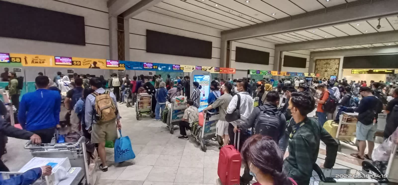 Tak Ada Staff, Sejumlah Penumpang Batik Air Terlantar di Bandara Soetta