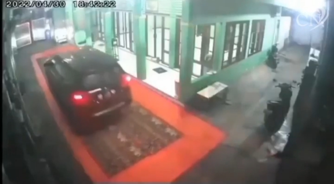 Viral Pengendara Mobil Lewati Karpet Buat Salat Tarawih