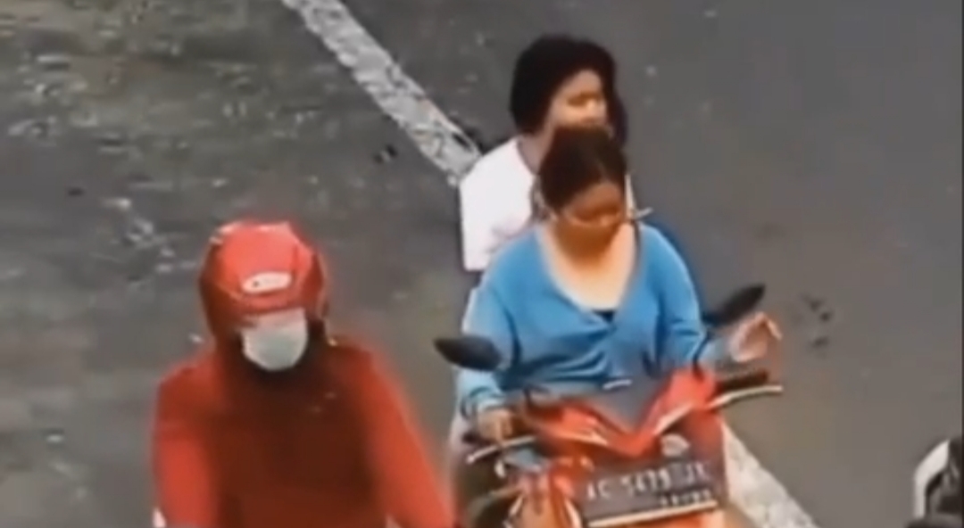Viral Pemotor Wanita Makan Saat Lampu Merah Hingga Tak Pakai Helm Ditegur Malah Ngacir