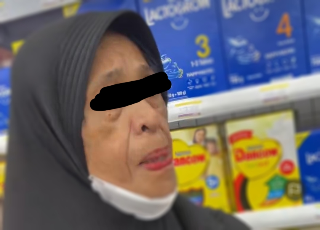 Seorang Nenek Ketahuan Mencuri di Minimarket Cibinong