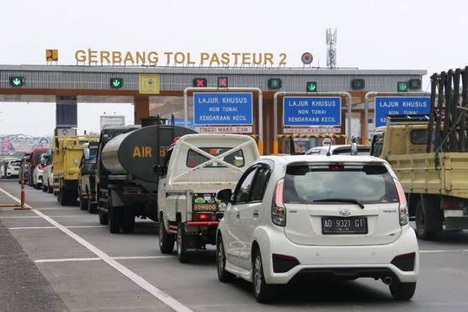 Kemacetan Hingga 9 Km di Tol Bandung Arah Jakarta Dampak Arus Balik Kendaraan Wisatawan