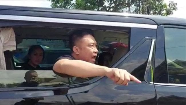 Viral! Pria di Mobil Mewah Maki Polisi Karena Pengalihan Arus