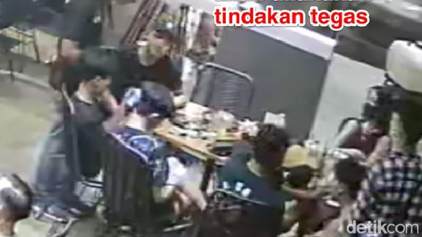 2 Pasangan Pria Dipolisikan Pemilik Kafe Buntut Pangku-Pangkuan