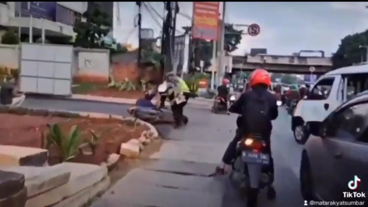 Viral! Aksi Pengendara Motor Terjatuh Karena Hindari Razia Polisi