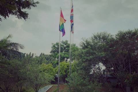 Hak Penuh Kedubes Inggris Kibarkan Bendera LGBT