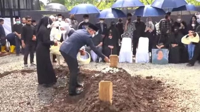 Keluarga Ridwan Kamil Taburkan Bunga ke Makam Eril