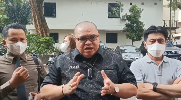 Bantah Telantarkan Klien, Razman Nasution Jenguk Medina Zein