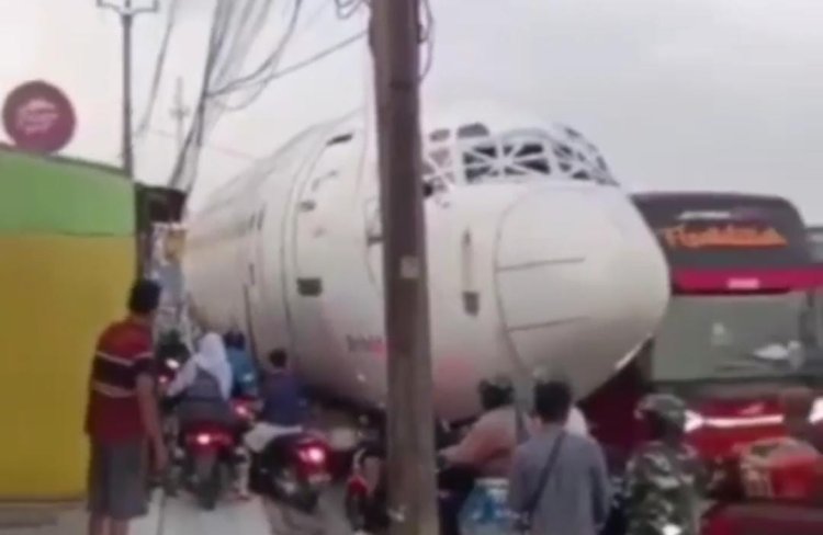 Kontainer Angkut Badan Pesawat Mengakibatkan Kemacetan di Jalan Raya Parung Bogor