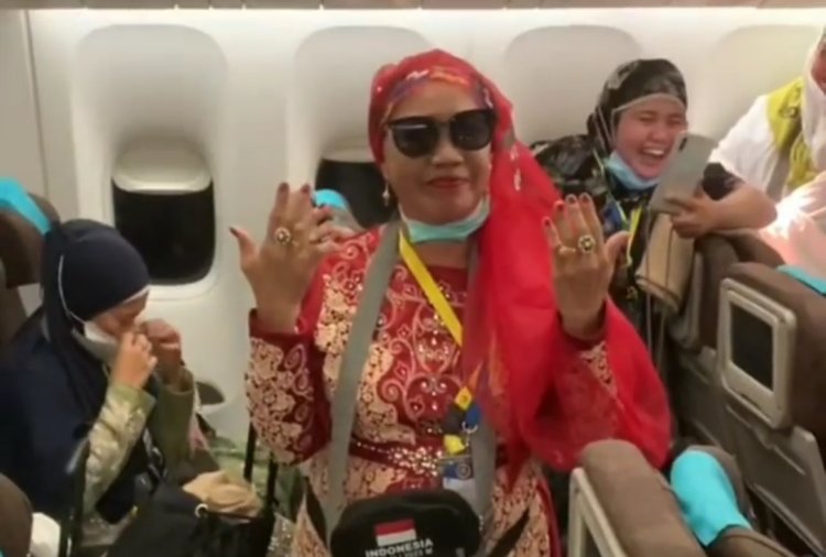 Di Pesawat, Rombongan Jamaah Bugis Pulang Haji Pakai Baju Adat